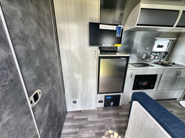 2025 Airstream 22FB Base