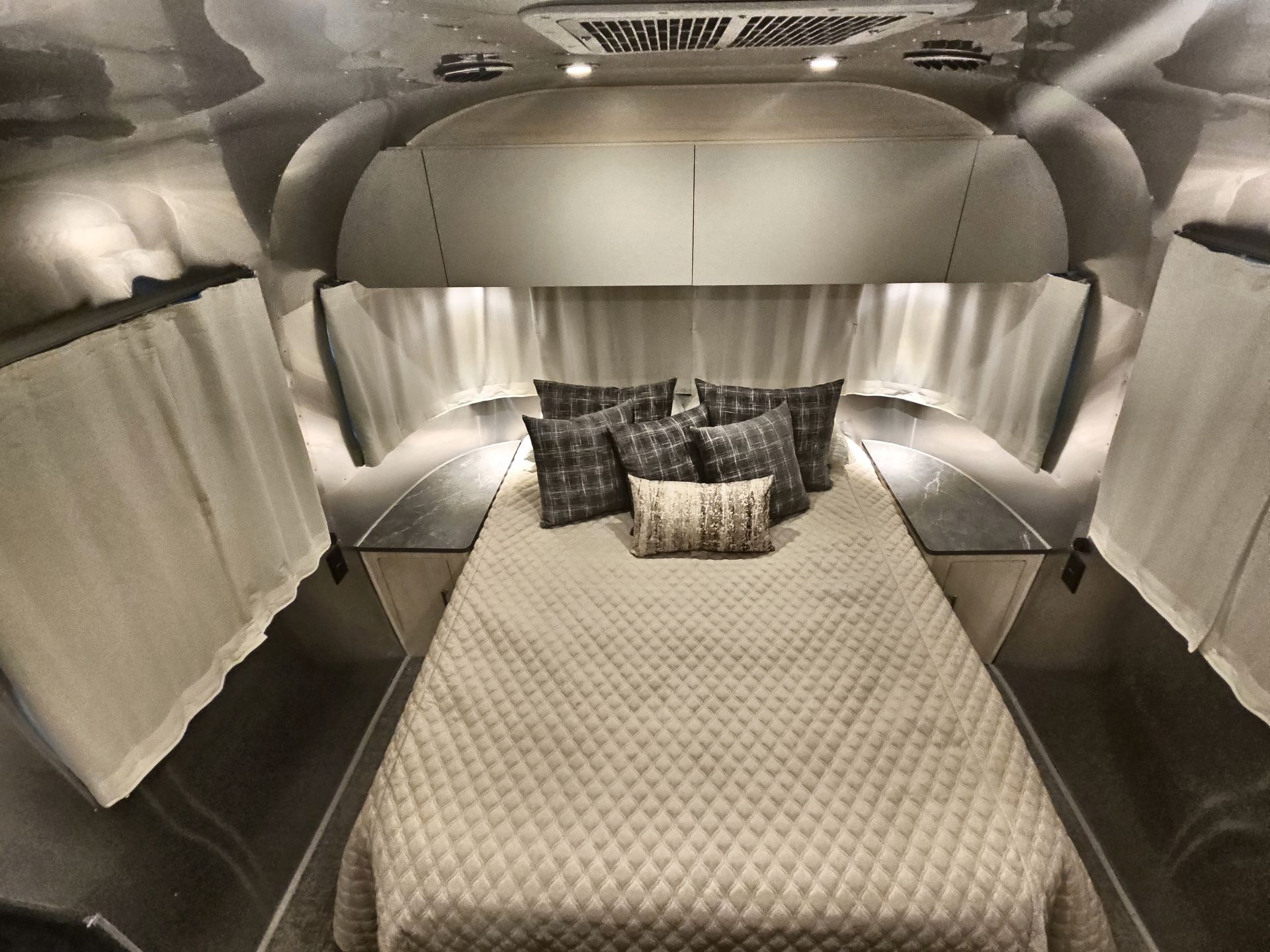 2025 Airstream 27FBQ Base