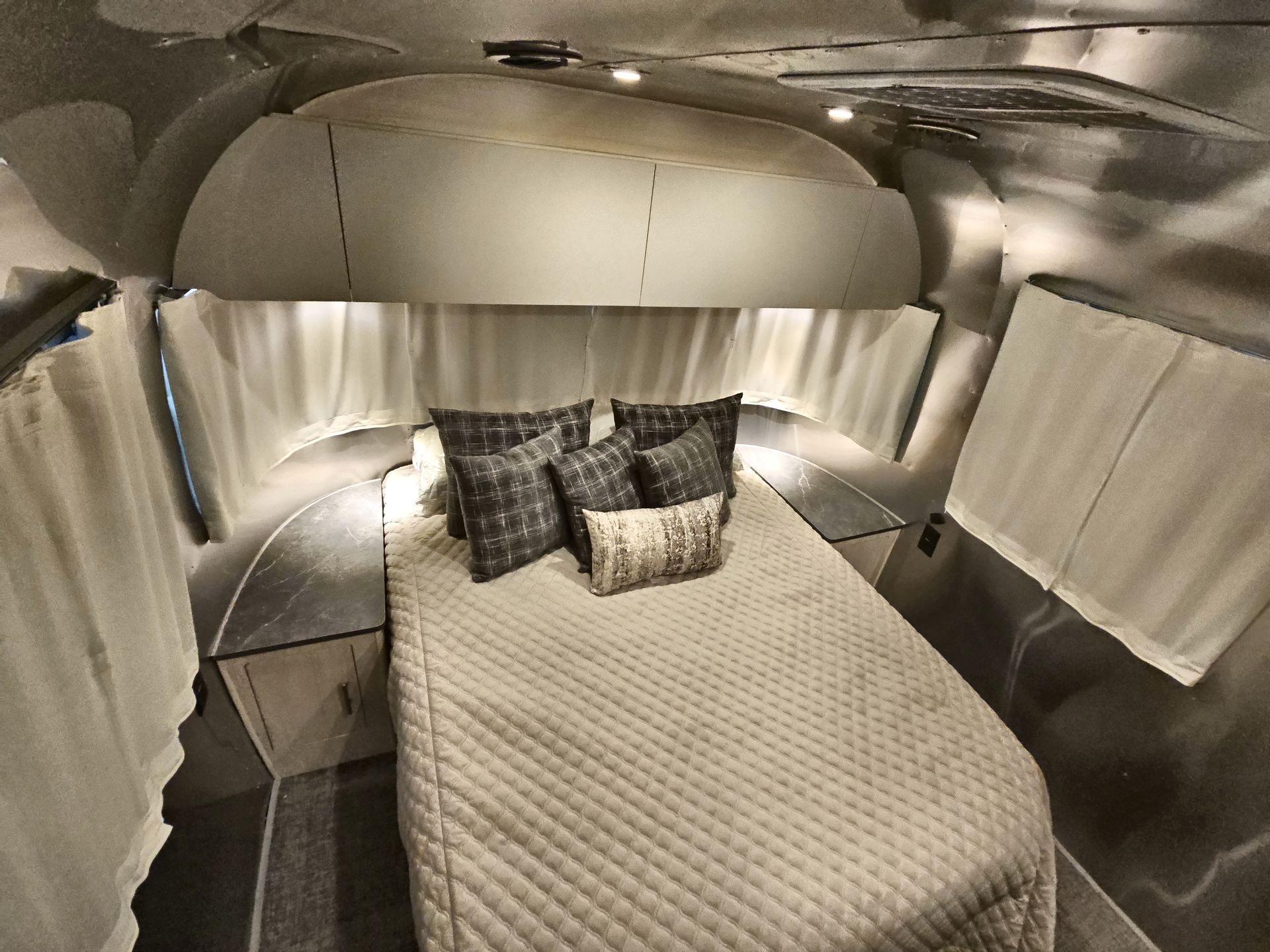 2025 Airstream 27FBQ Base