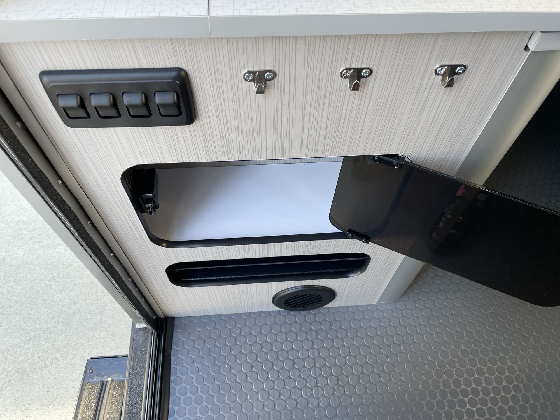 2025 Airstream 16X Base