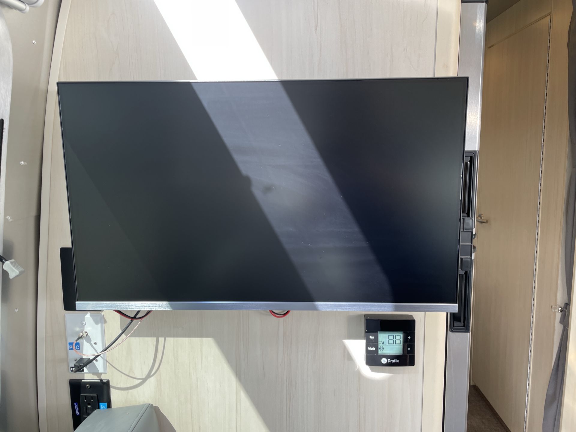 2026 Airstream 25FBQ Base