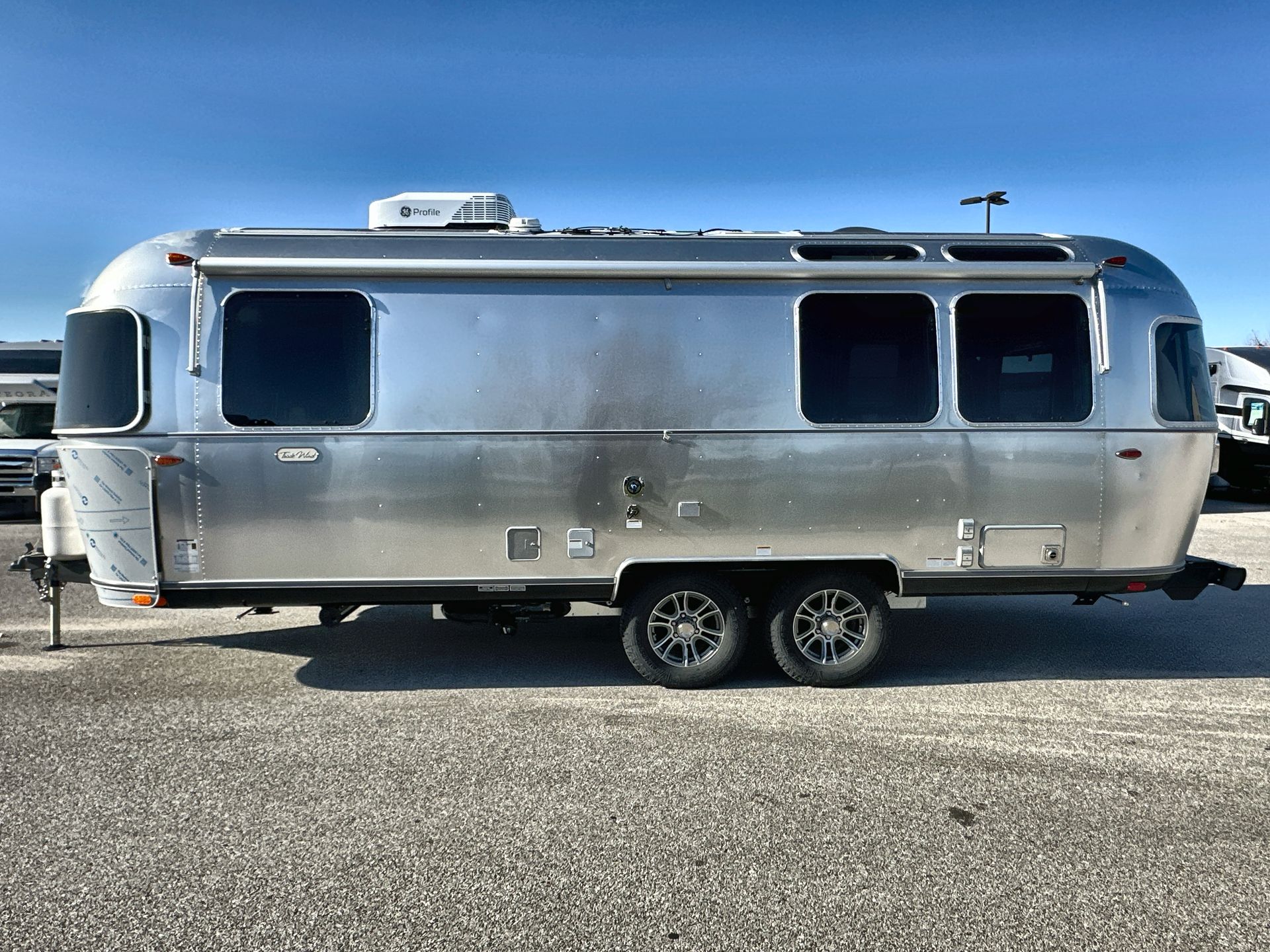 2026 Airstream 25FBQ Base