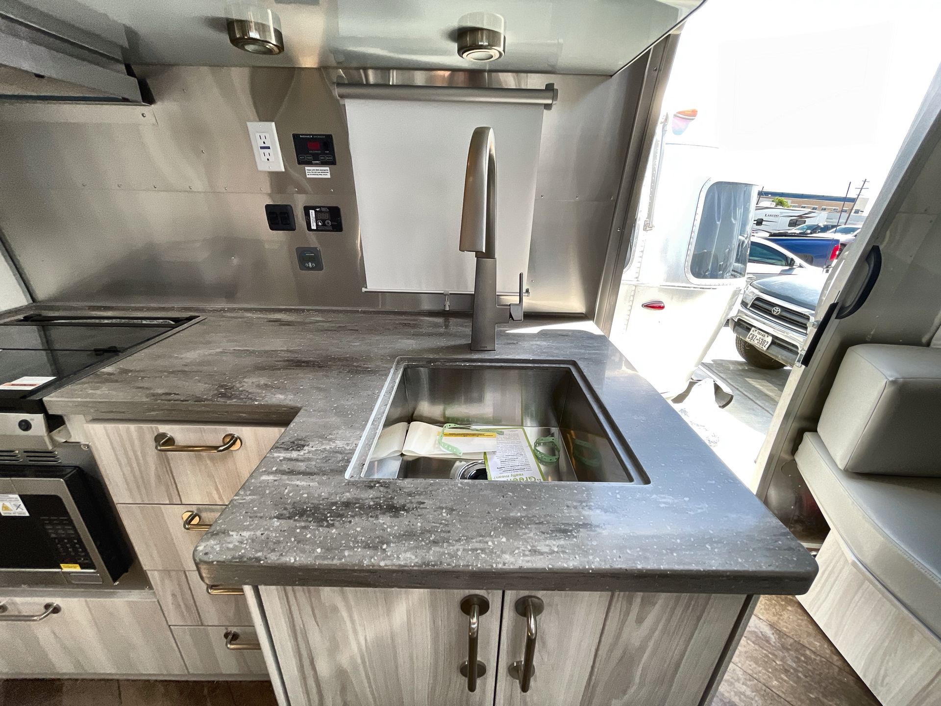 2026 Airstream 27FBT Base