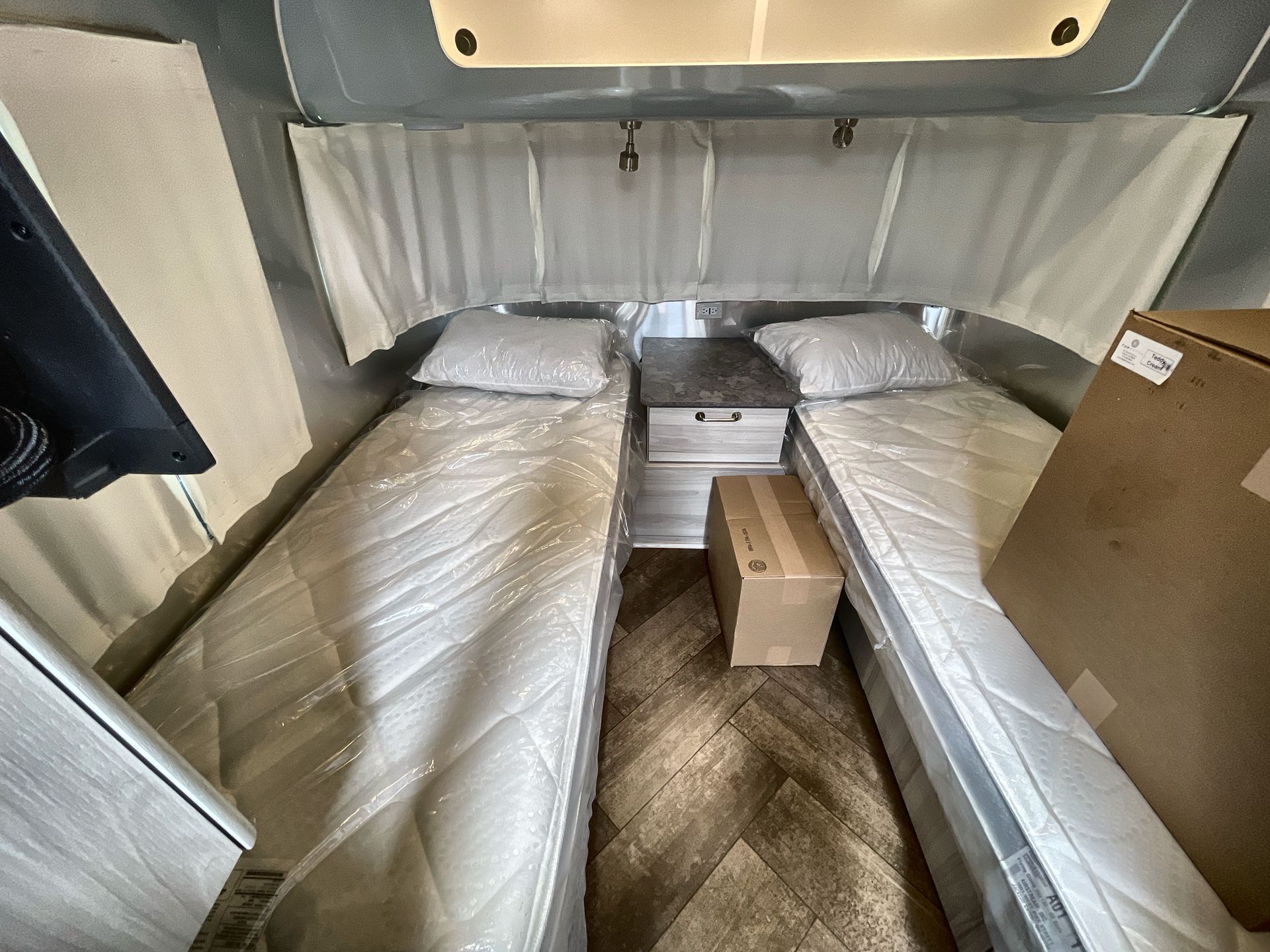2026 Airstream 27FBT Base