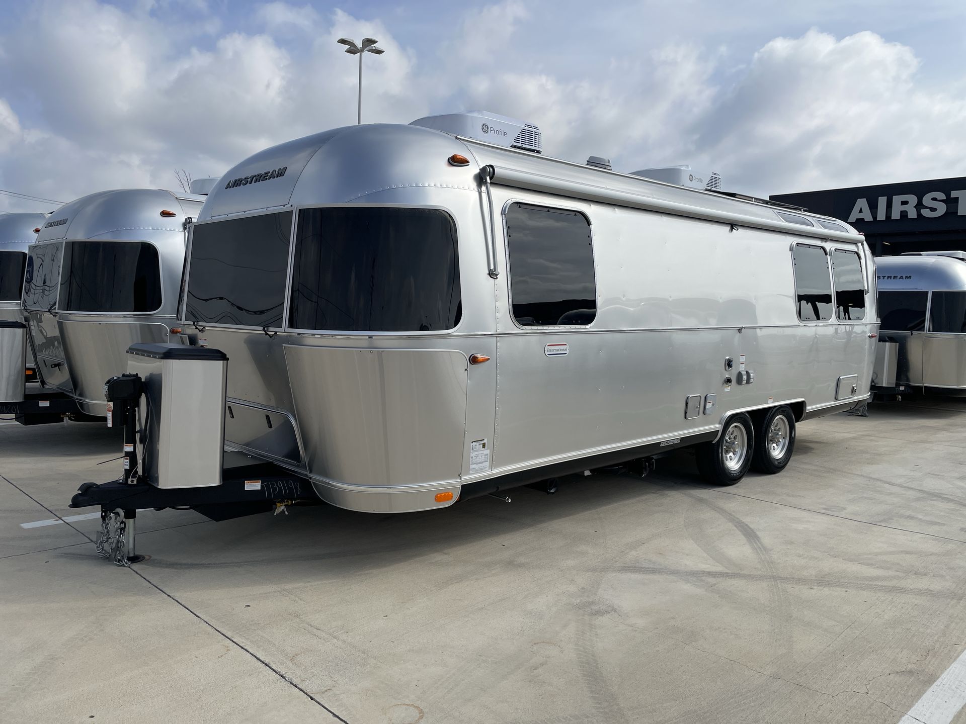 2026 Airstream 27FBQ Base