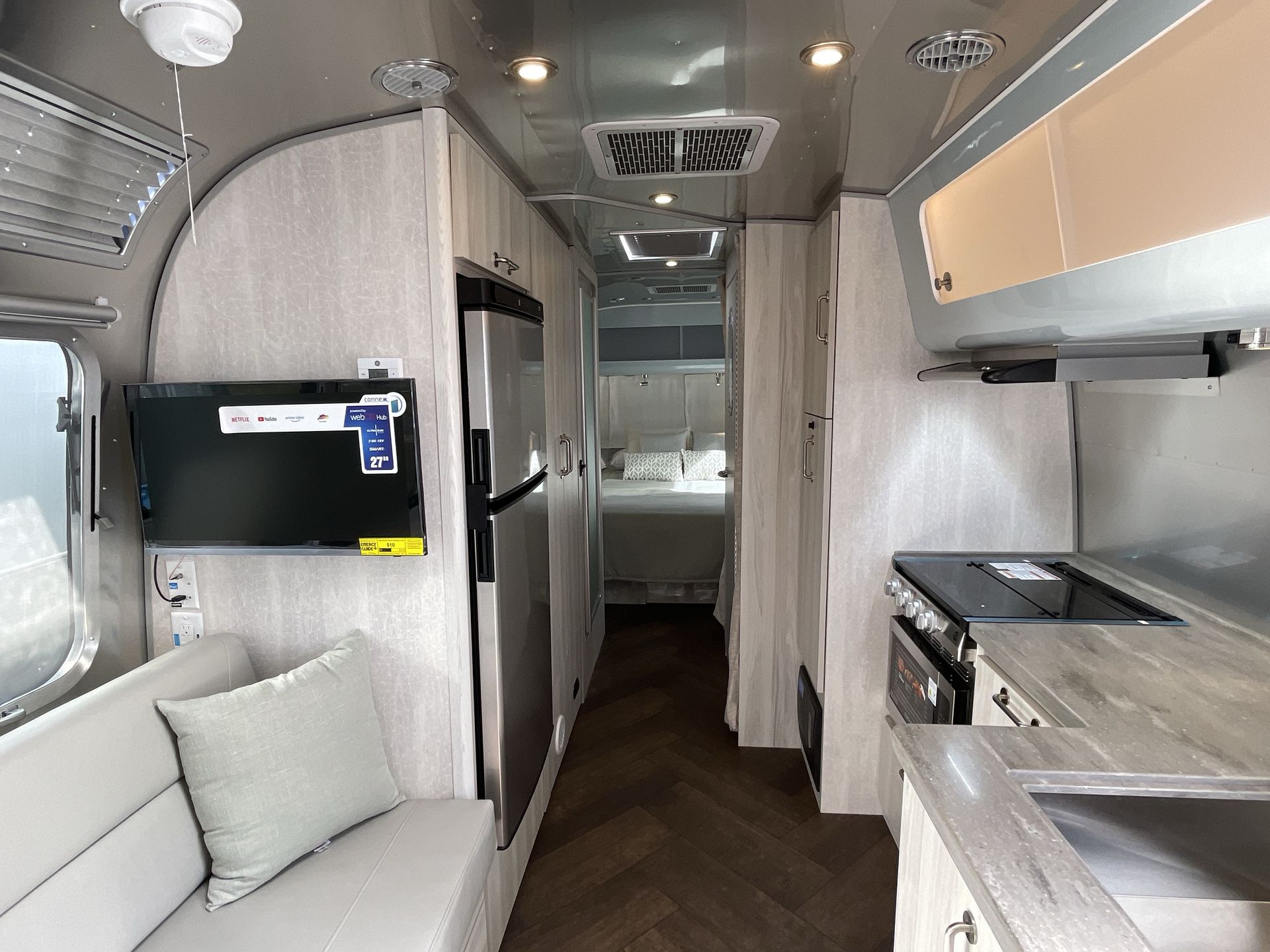 2026 Airstream 27FBQ Base