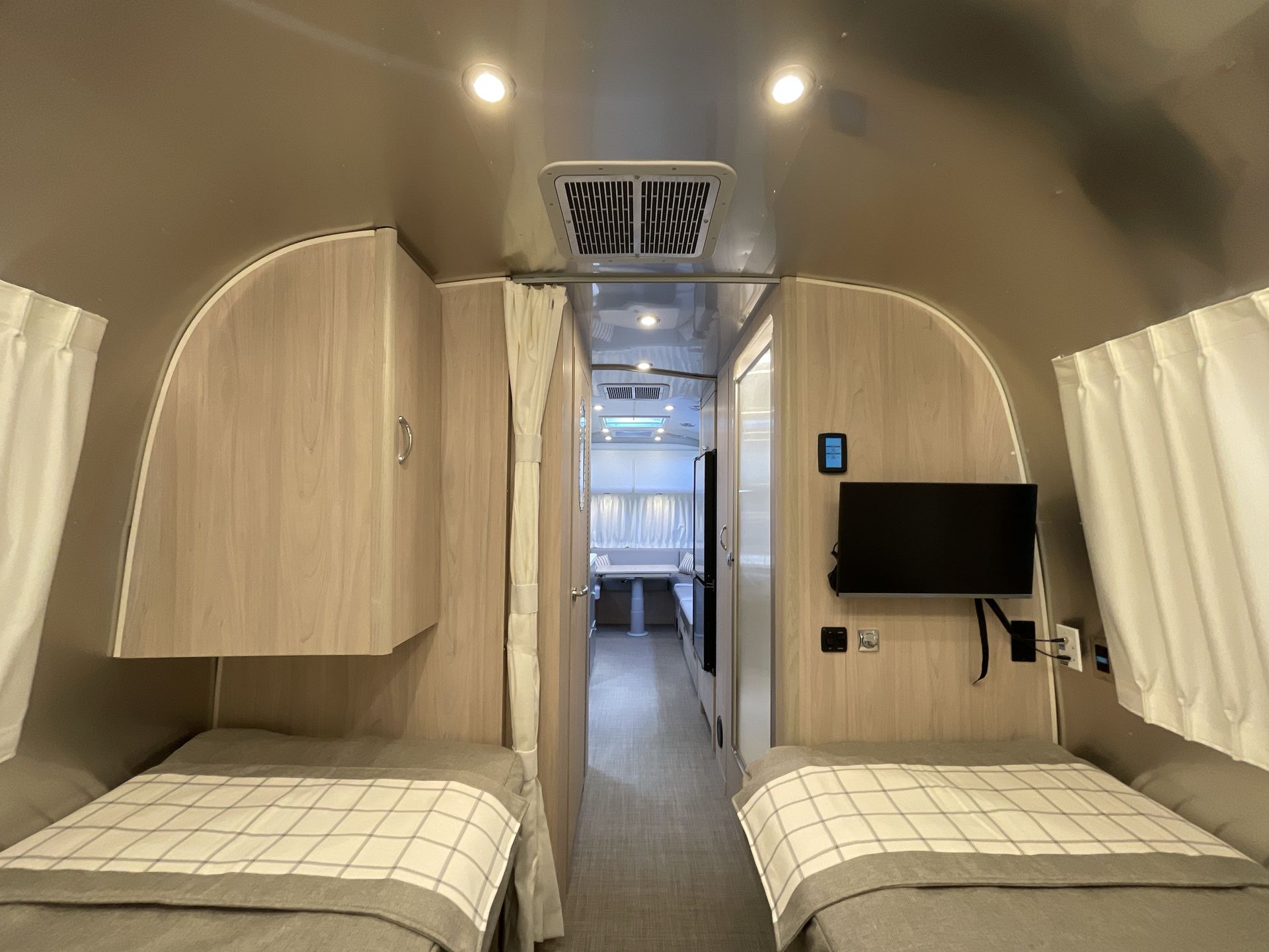2026 Airstream 25FBQ Base