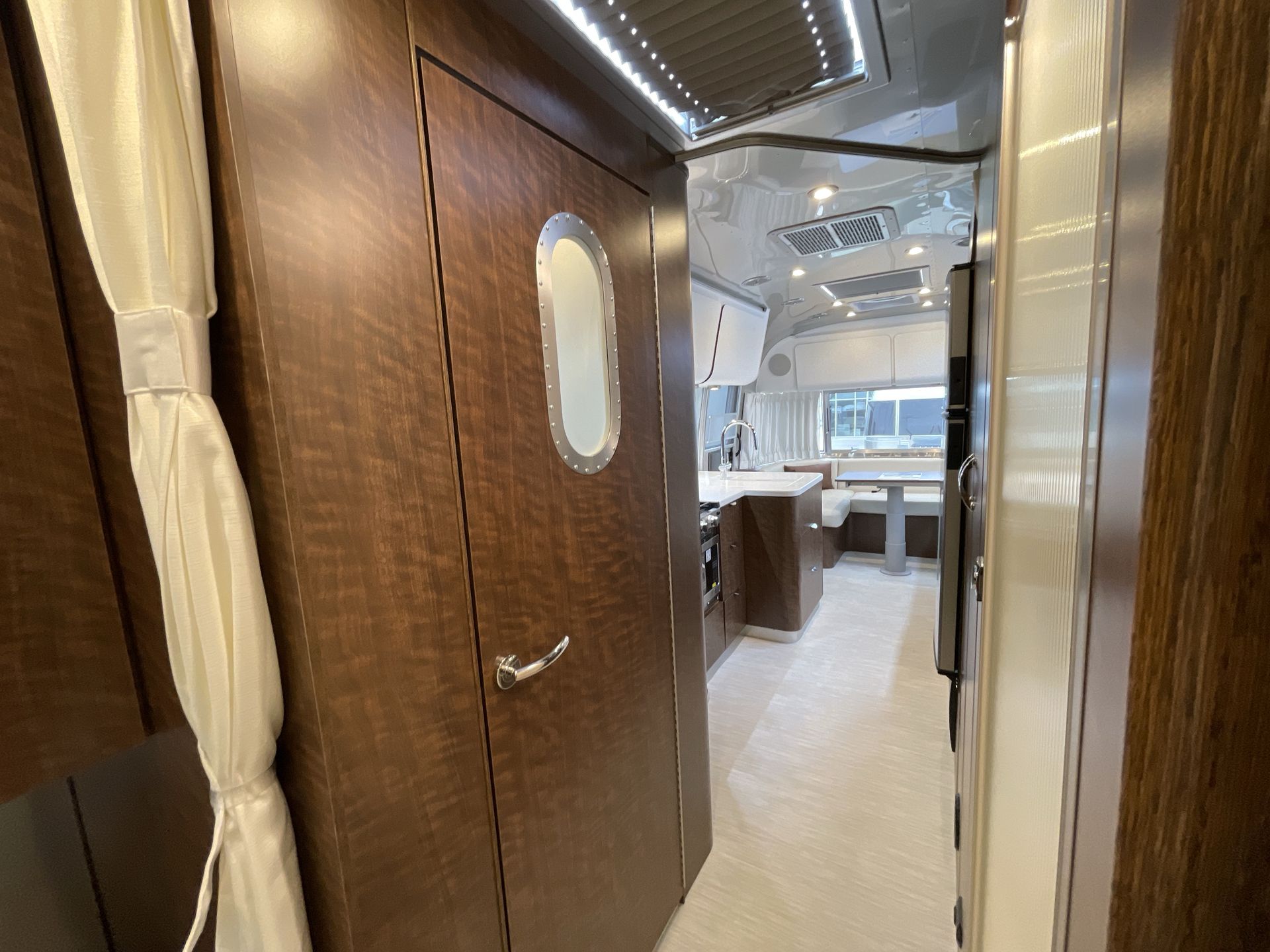 2026 Airstream 27FBT Base