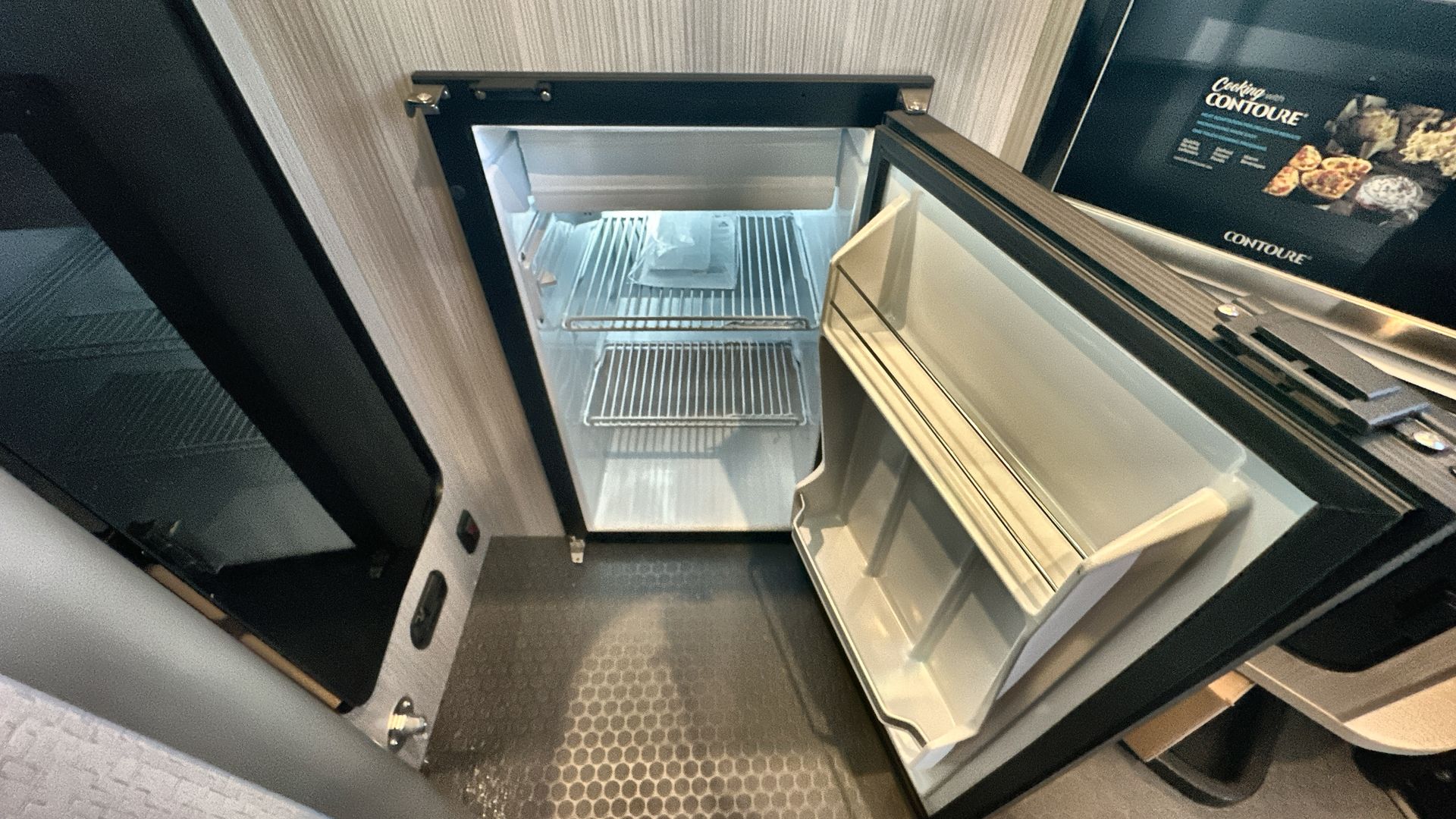 2025 Airstream 16X Base