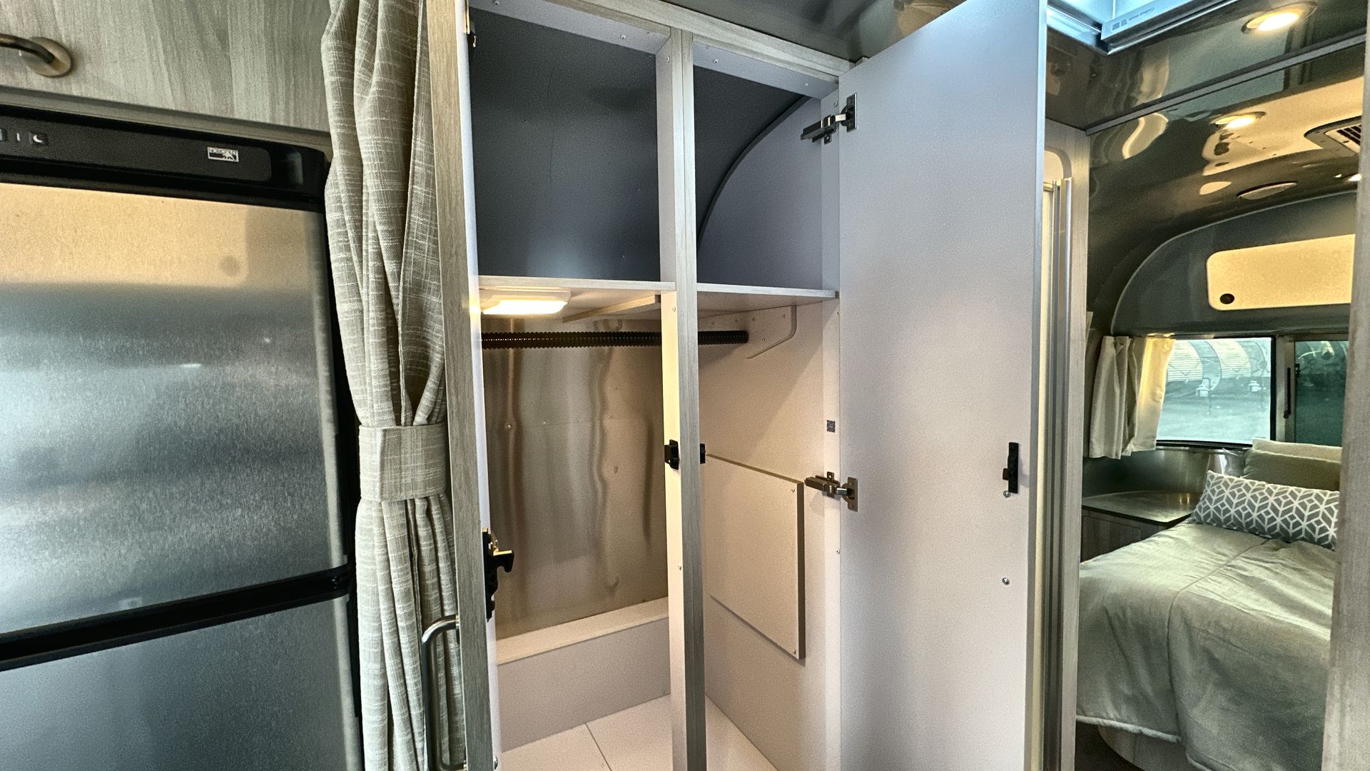 2025 Airstream 27FBQ Base