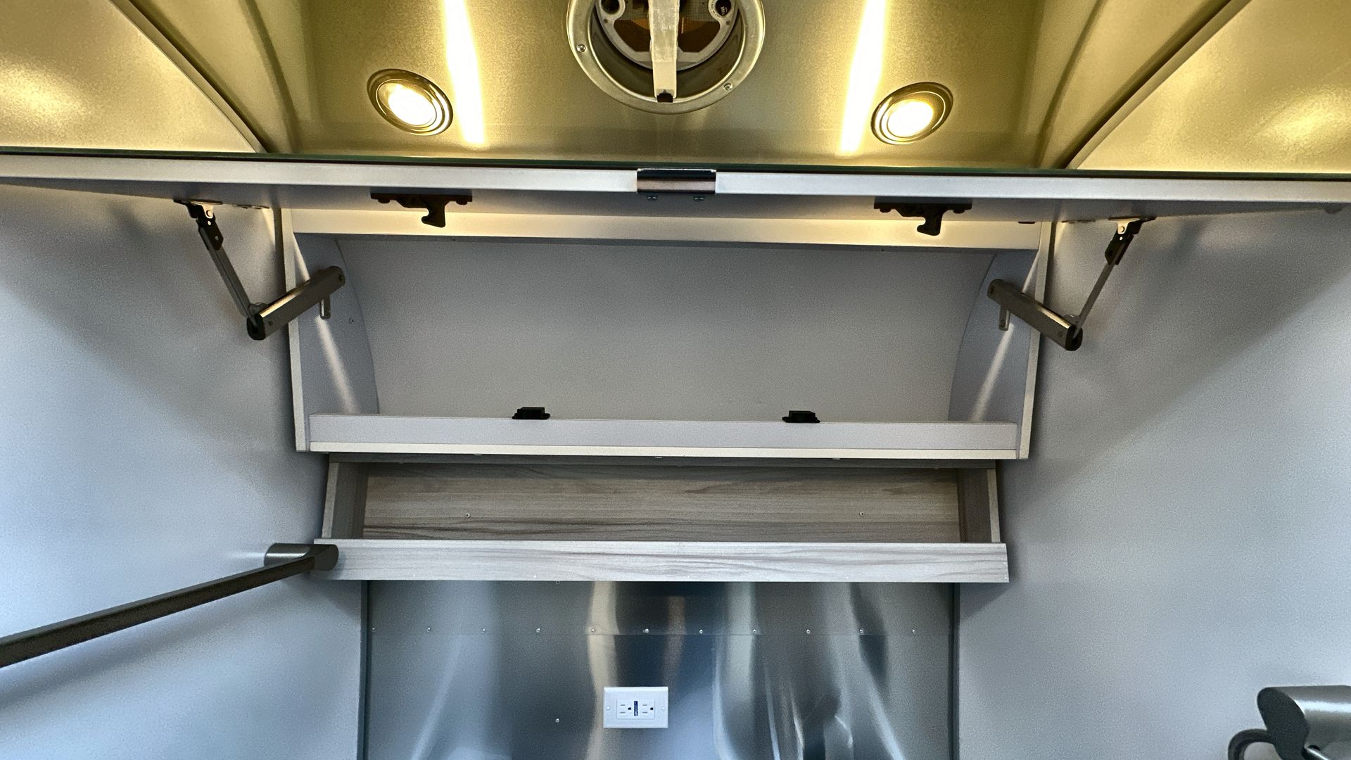 2025 Airstream 27FBQ Base