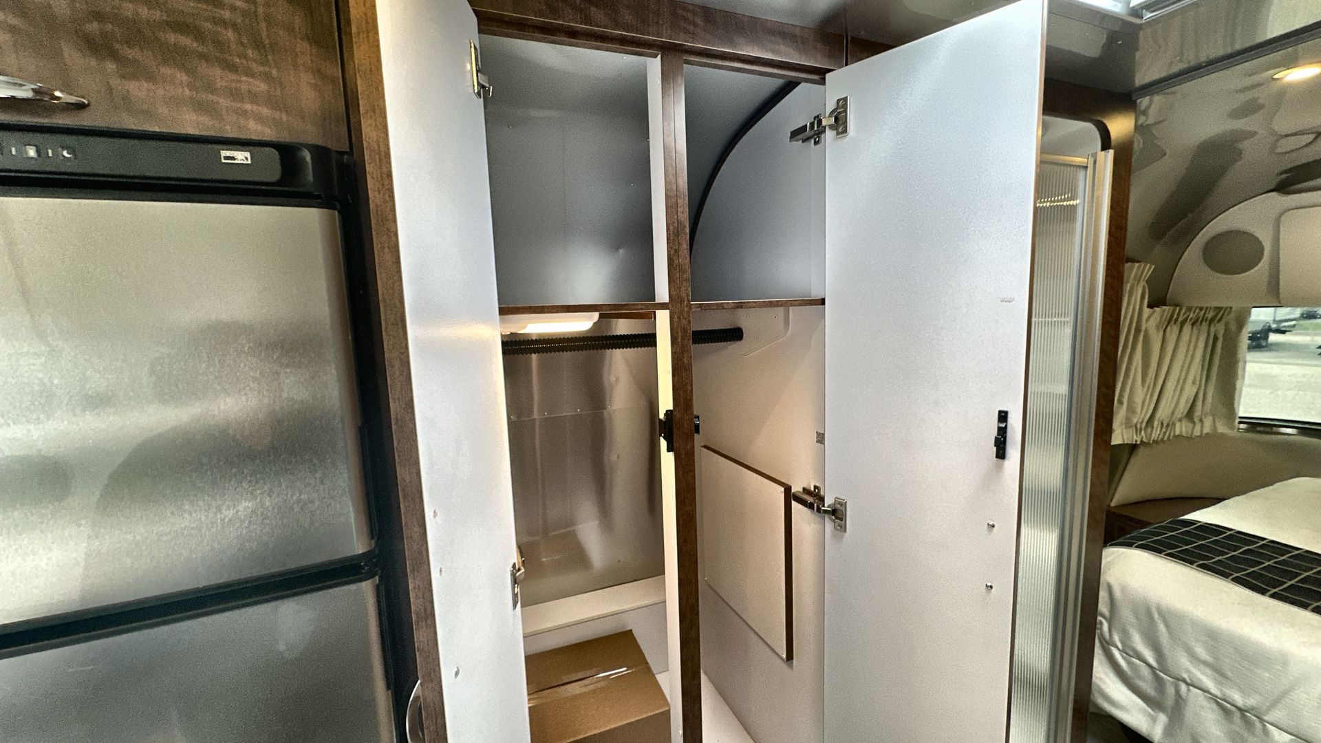 2025 Airstream 27FBQ Base