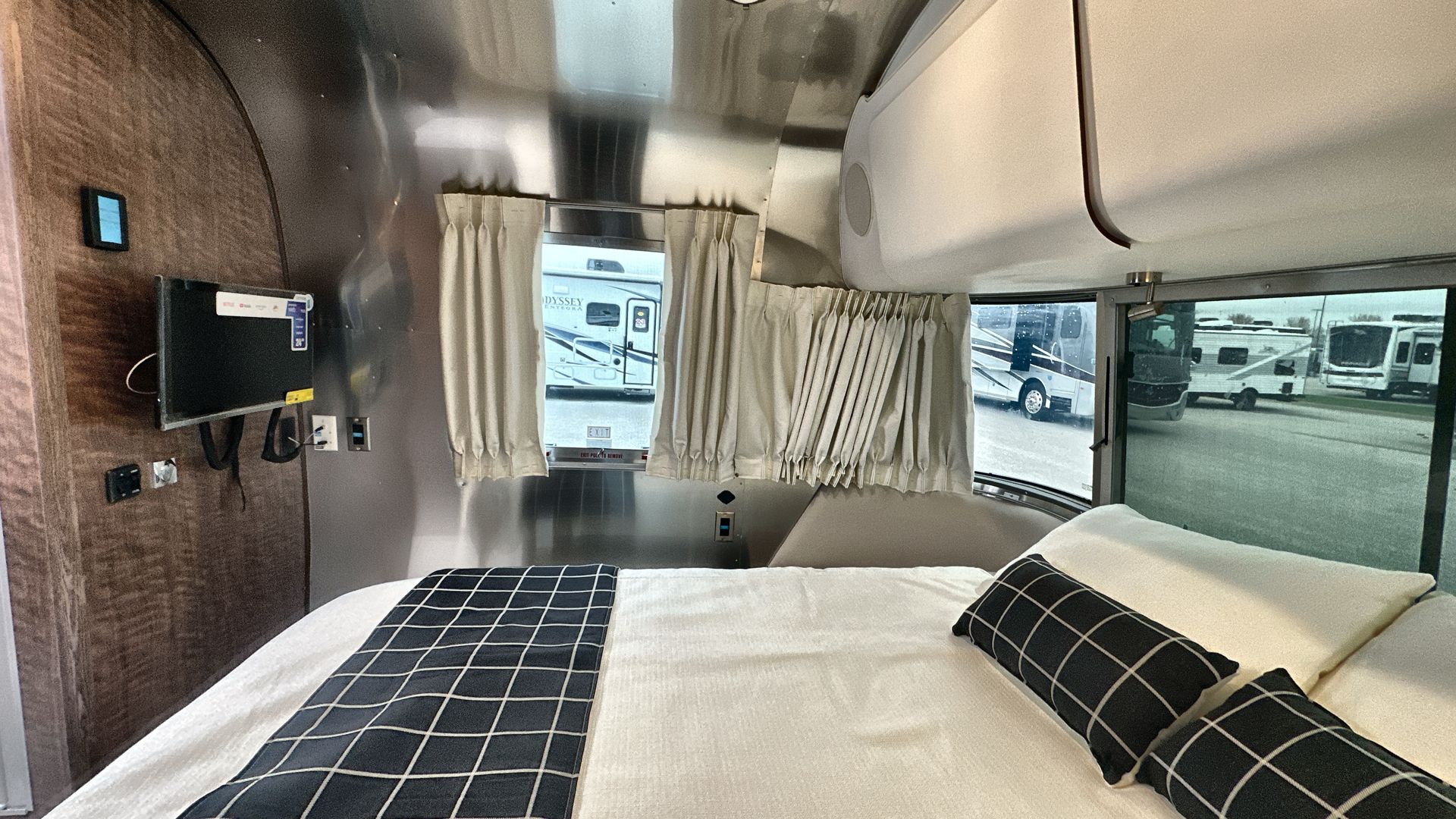 2025 Airstream 27FBQ Base