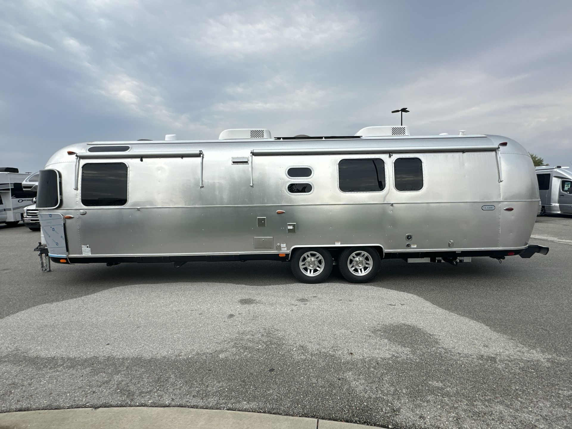 2026 Airstream 33FBQ Base