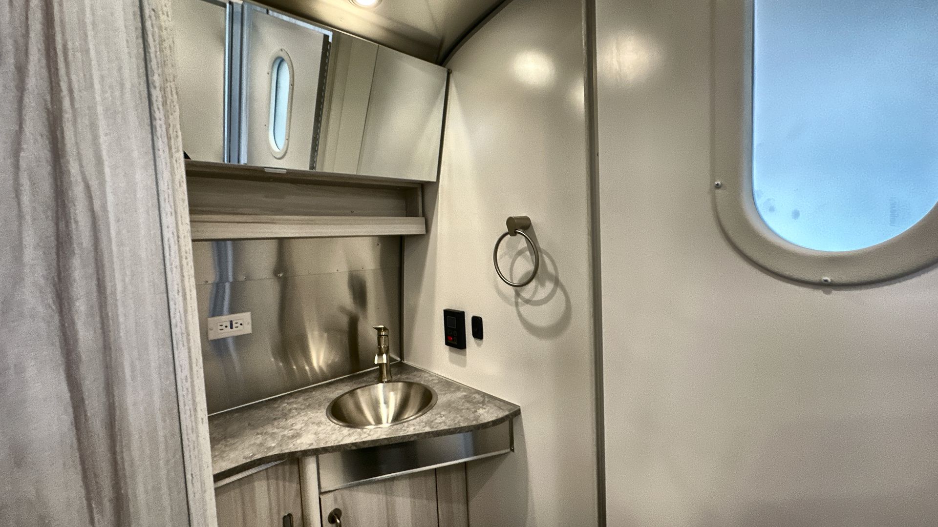 2025 Airstream 25FBT Base