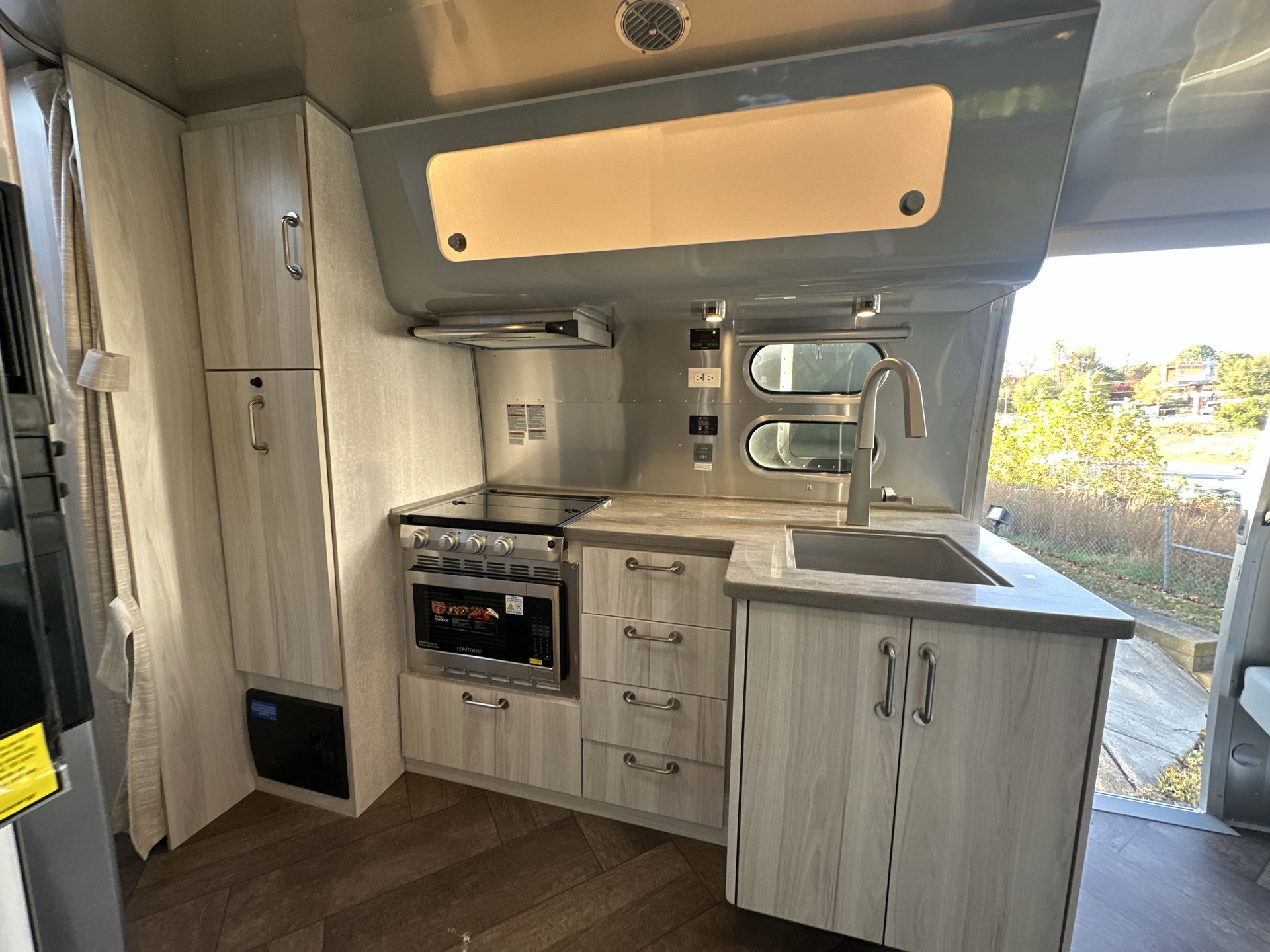2026 Airstream 27FBQ Base