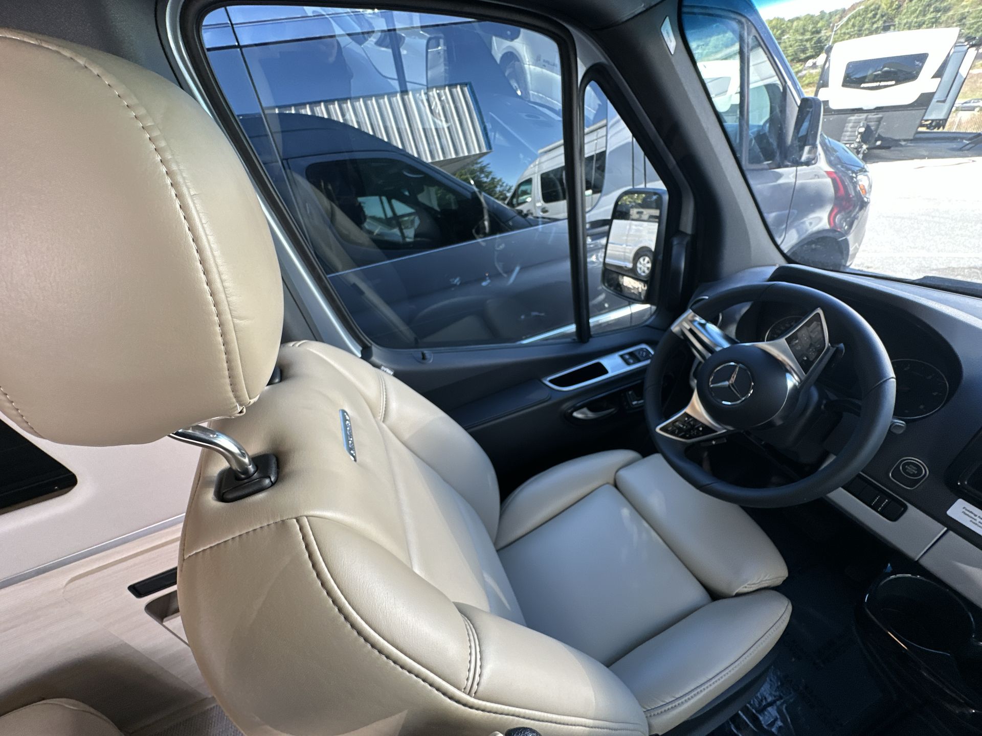 2026 Airstream 24GL 4x2 Passenger Base