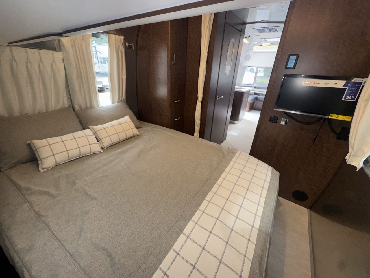 2025 Airstream 25FBQ Base