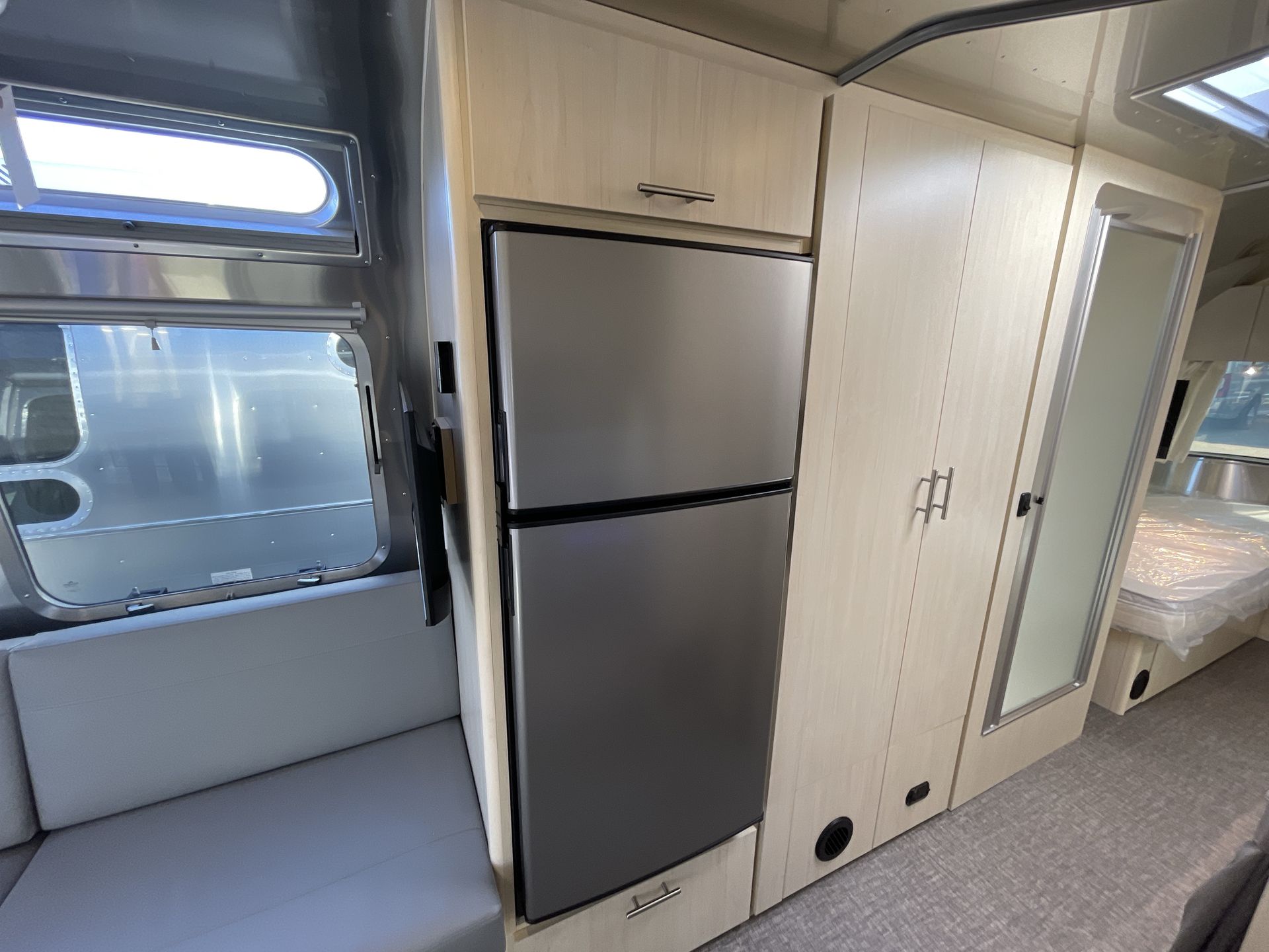 2026 Airstream 27FBT Base