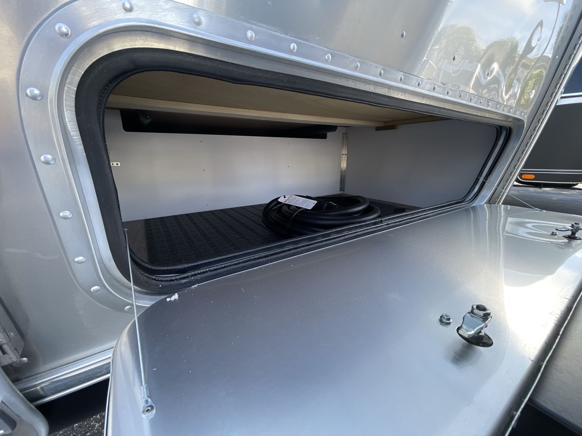 2025 Airstream 27FBQ Base