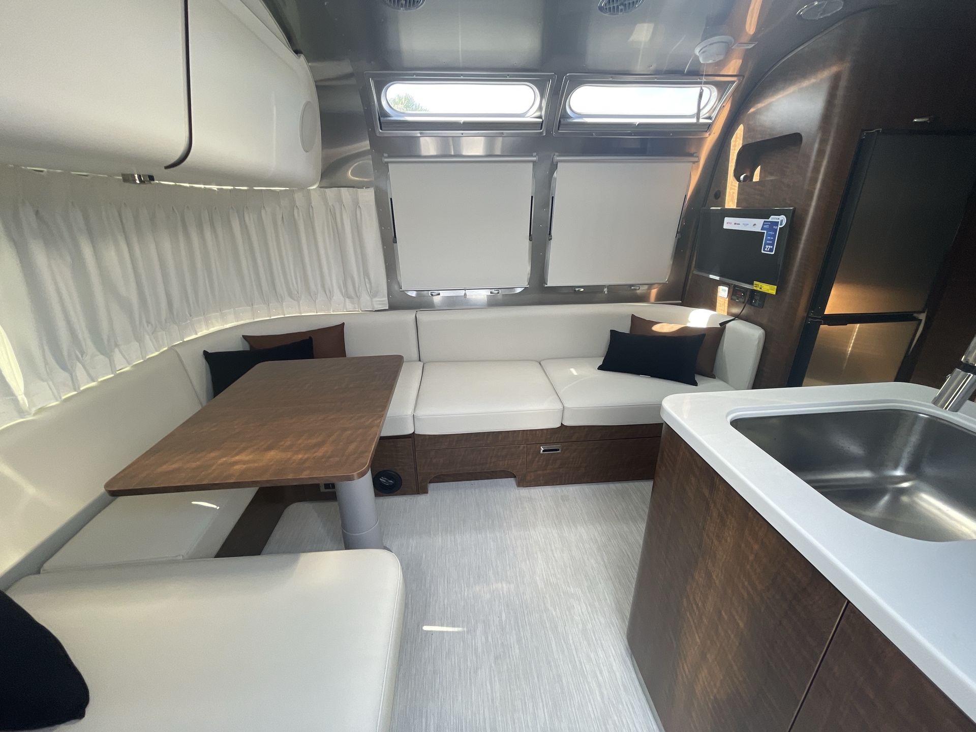 2026 Airstream 25FBQ Base