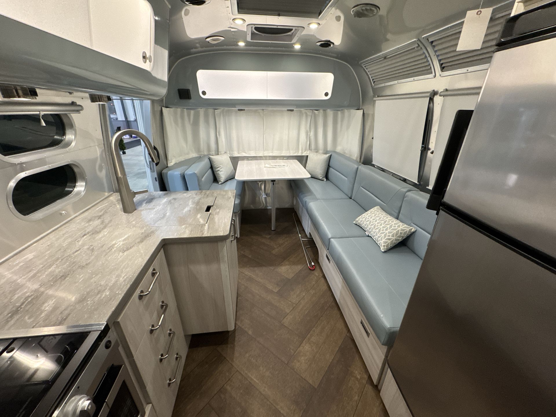 2025 Airstream 27FBQ Base