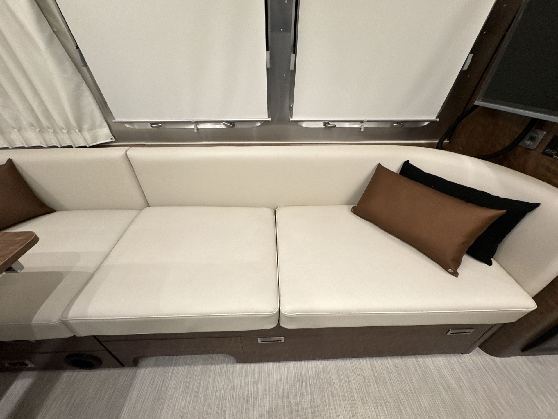 2026 Airstream 27FBT Base