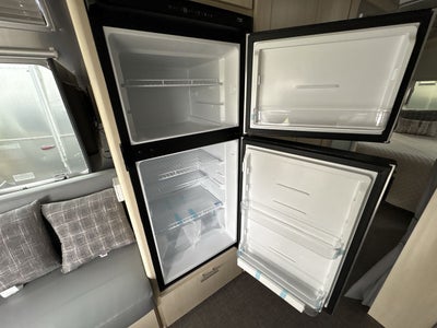 2025 Airstream 27FBQ Base