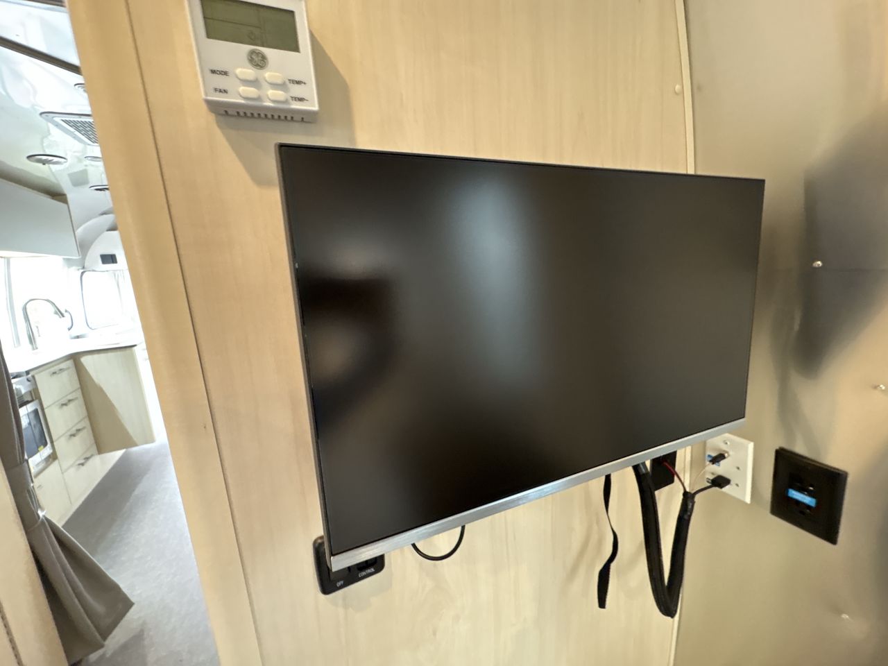 2025 Airstream 27FBQ Base